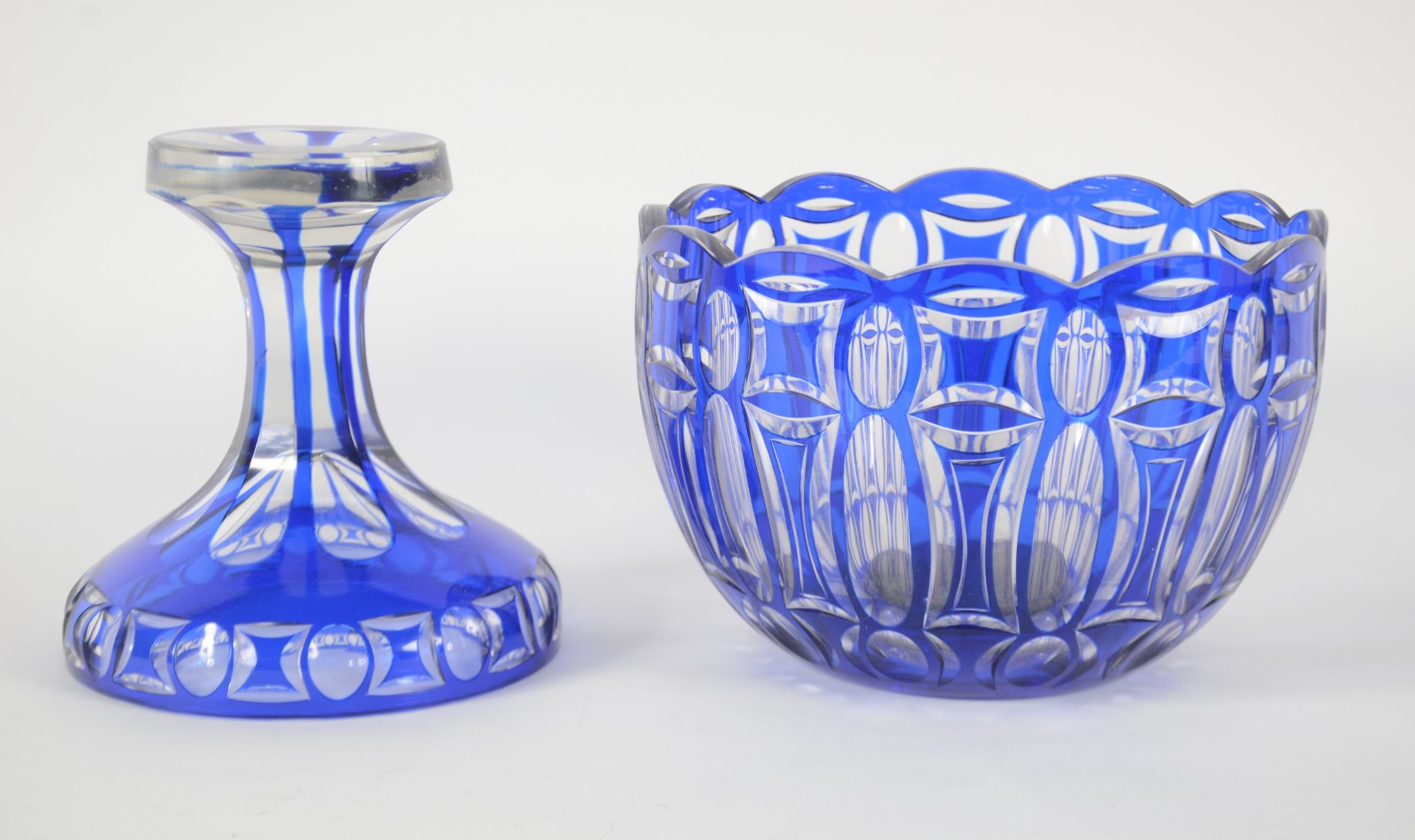 Belíssima fruteira de cristal europeu doublé azul ricamente lapidado... - foto 6 de 7