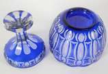 Belíssima fruteira de cristal europeu doublé az... - Belíssima fruteira de cristal europeu doublé azul ricamente lapidado, borda em gomos, base alta de encaixe.