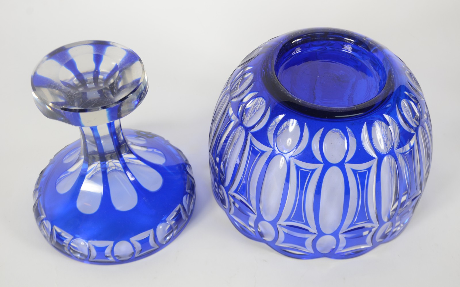 Belíssima fruteira de cristal europeu doublé azul ricamente lapidado... - foto 7 de 7