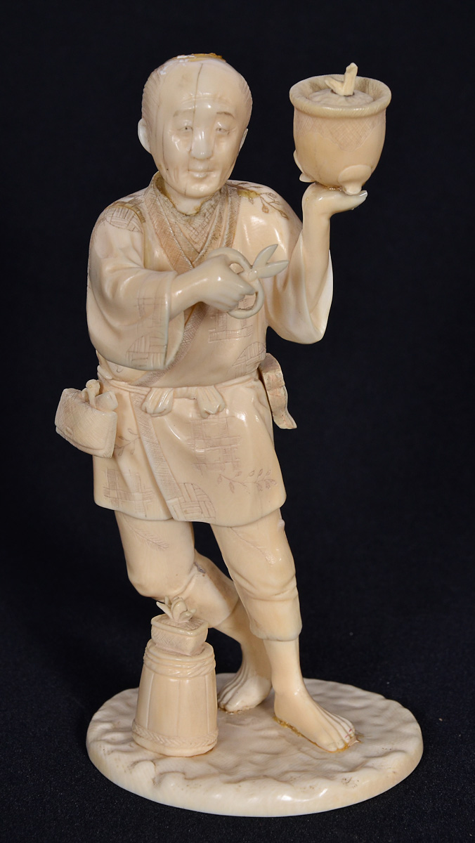 Estatueta de marfim japones repres.homem com tesoura. Alt.total 17 cm.