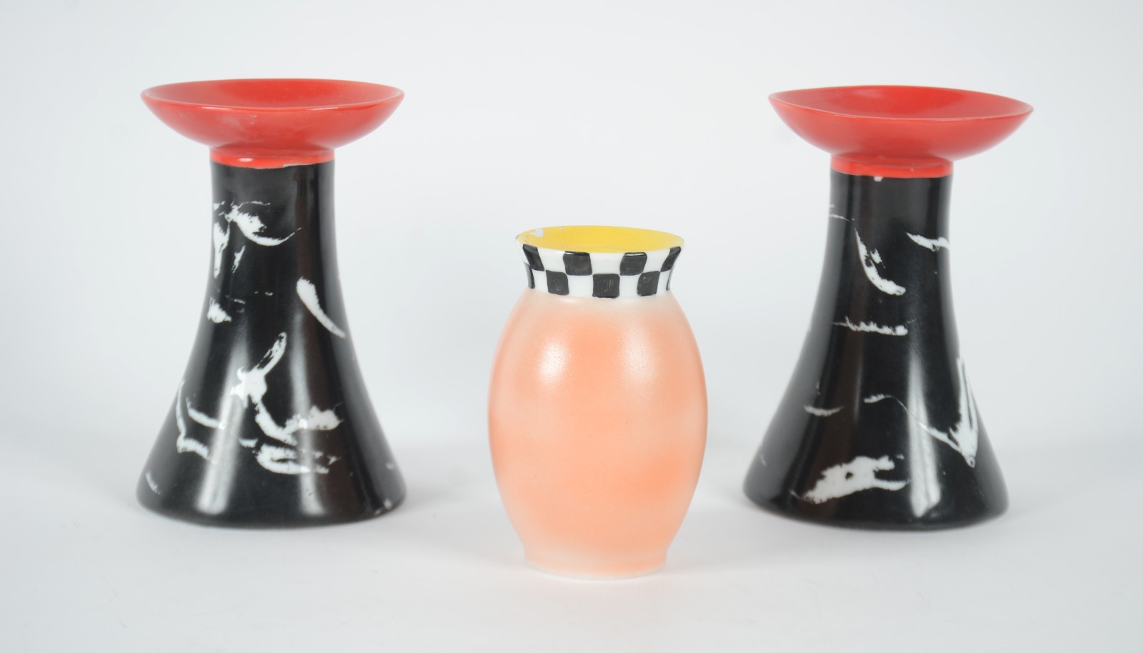 Três castiçais de porcelana, assinados. - foto 1 de 5