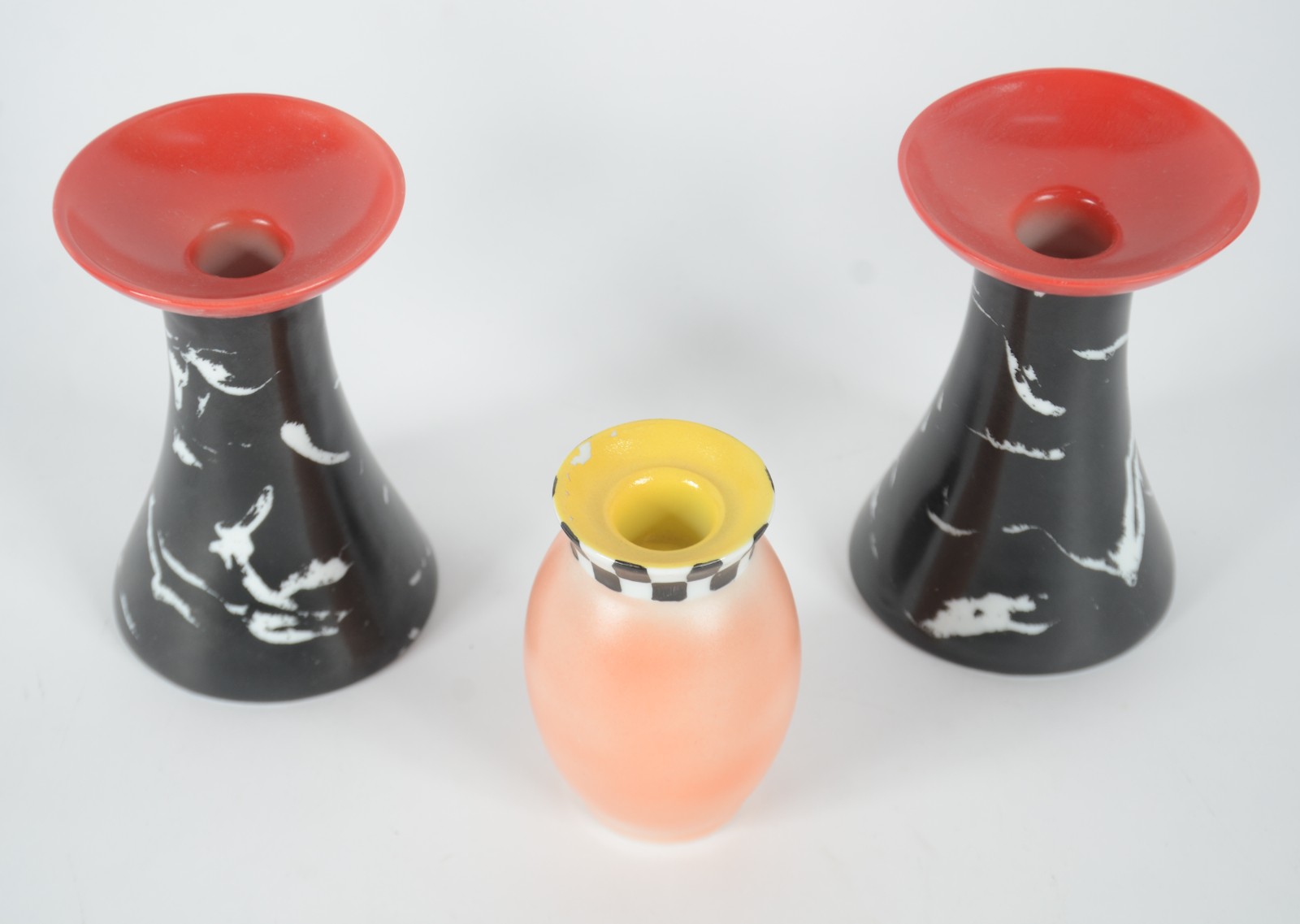 Três castiçais de porcelana, assinados. - foto 2 de 5