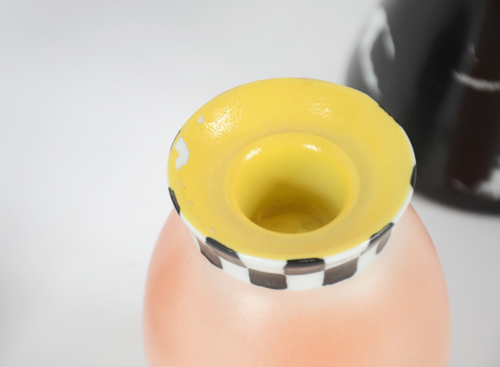 Três castiçais de porcelana, assinados. - foto 3 de 5