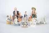 Sete esculturas diversas de porcelana, sendo: F... - Sete esculturas diversas de porcelana, sendo: Figura de bêbado; criança com cachorro; palhaço italiano assinado Edoardo Tasca; grupo de cisnes; ...