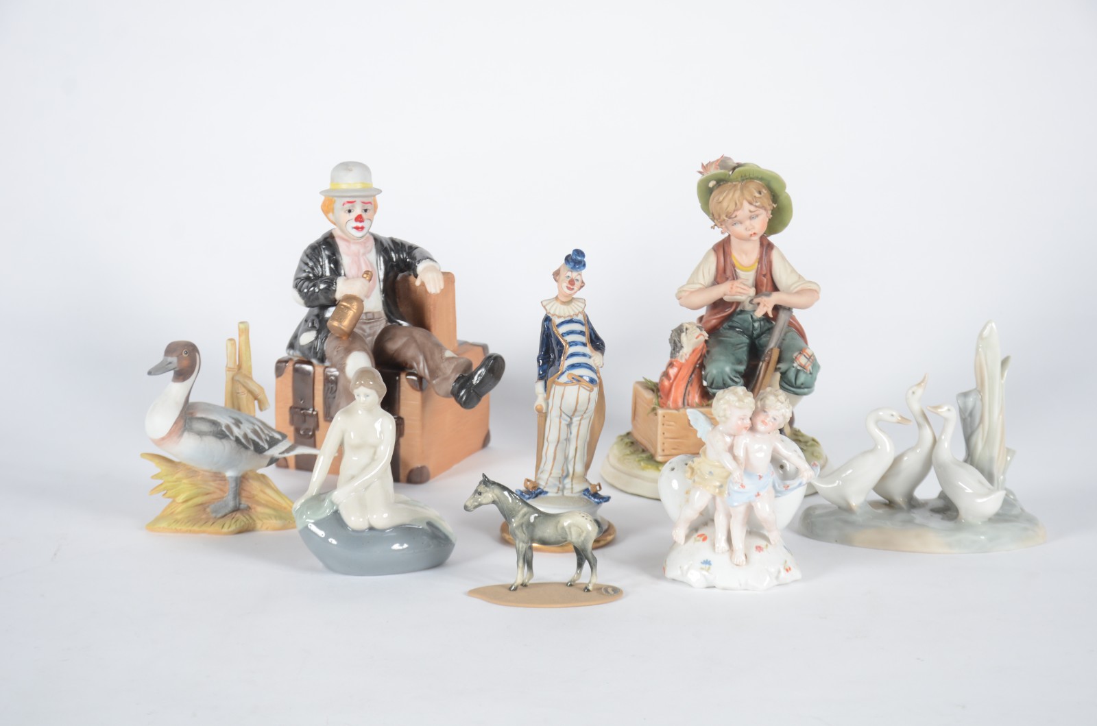 Sete esculturas diversas de porcelana, sendo: Figura de bêbado... - foto 1 de 11