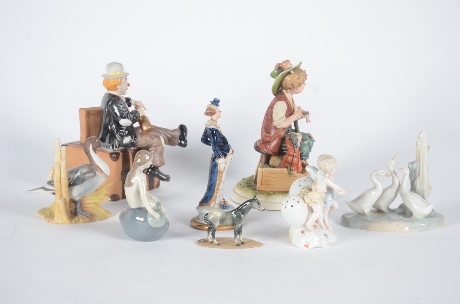 Sete esculturas diversas de porcelana, sendo: Figura de bêbado... - foto 2 de 11