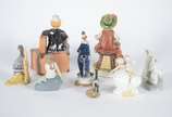 Sete esculturas diversas de porcelana, sendo: F... - Sete esculturas diversas de porcelana, sendo: Figura de bêbado; criança com cachorro; palhaço italiano assinado Edoardo Tasca; grupo de cisnes; ...