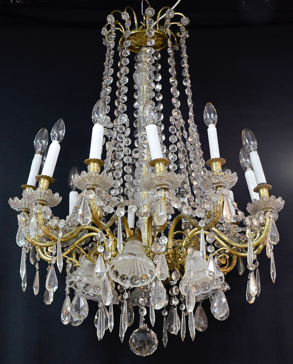 Lustre de bronze e cristal com 12 braços superiores e 6 inferiores...