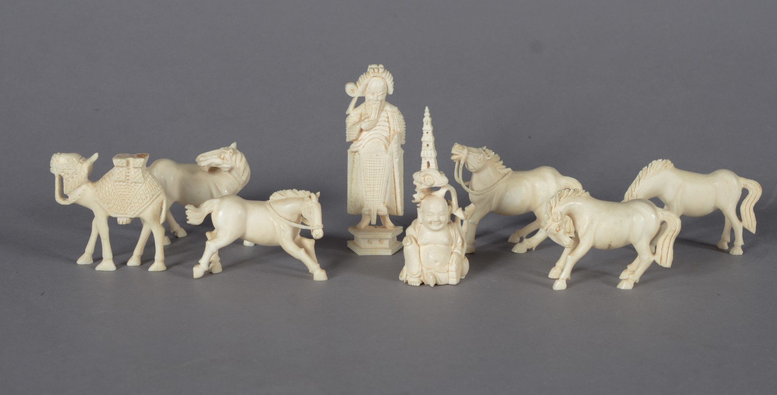 Oito pequenas peças de marfim, sendo 5 cavalos, camelo, Buda e sábio. - foto 1 de 8