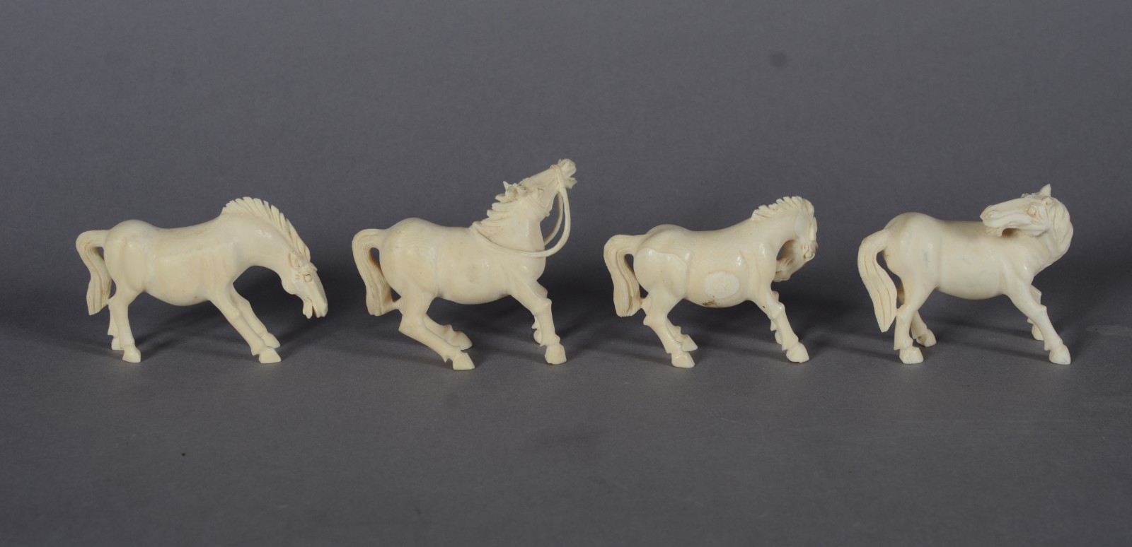 Oito pequenas peças de marfim, sendo 5 cavalos, camelo, Buda e sábio. - foto 2 de 8