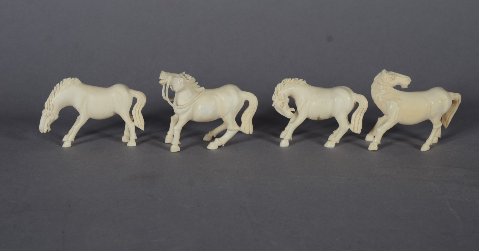 Oito pequenas peças de marfim, sendo 5 cavalos, camelo, Buda e sábio. - foto 7 de 8