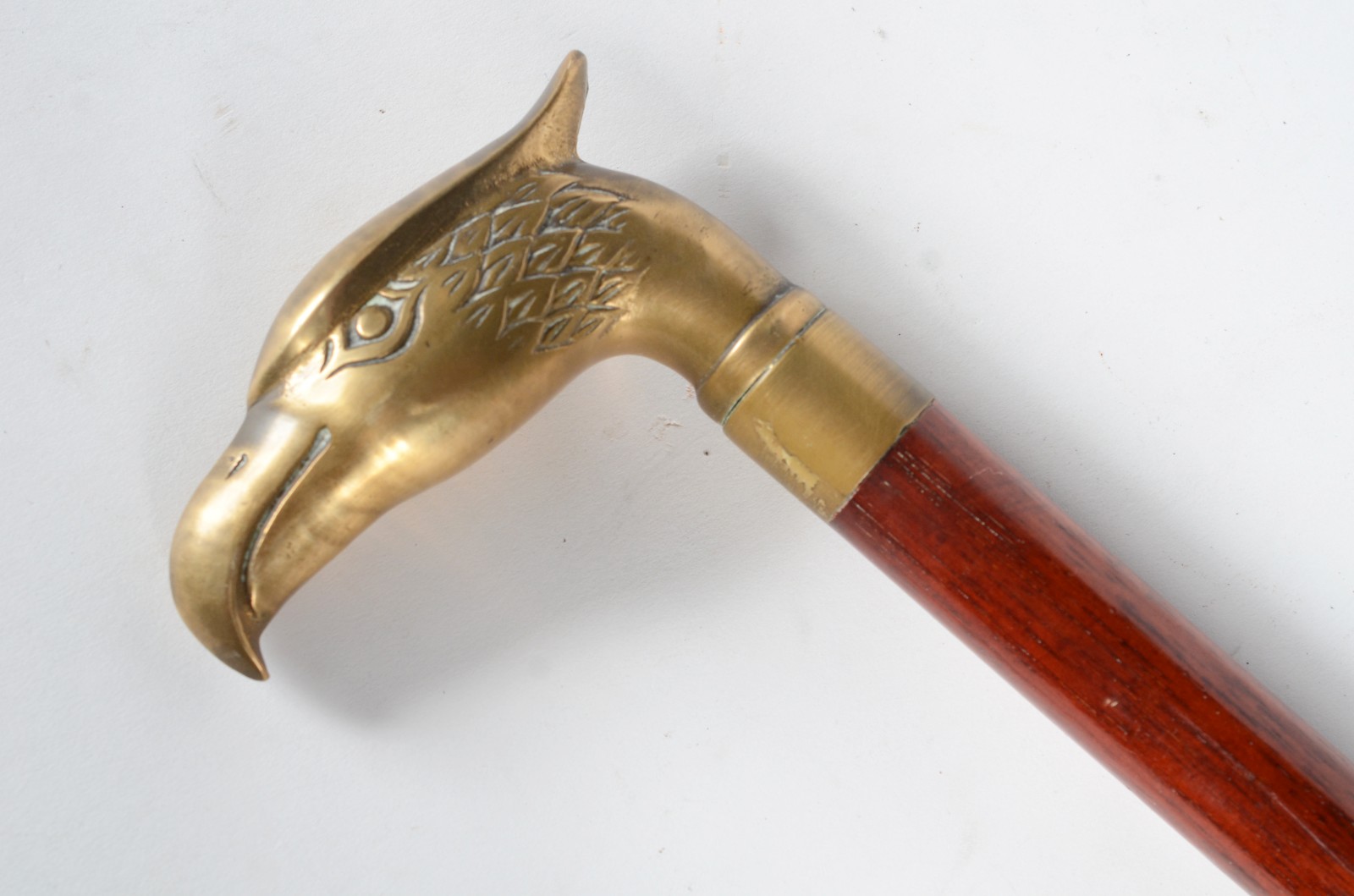 Bengala de madeira com castão de metal dourado na forma de cabeça de... - foto 1 de 8
