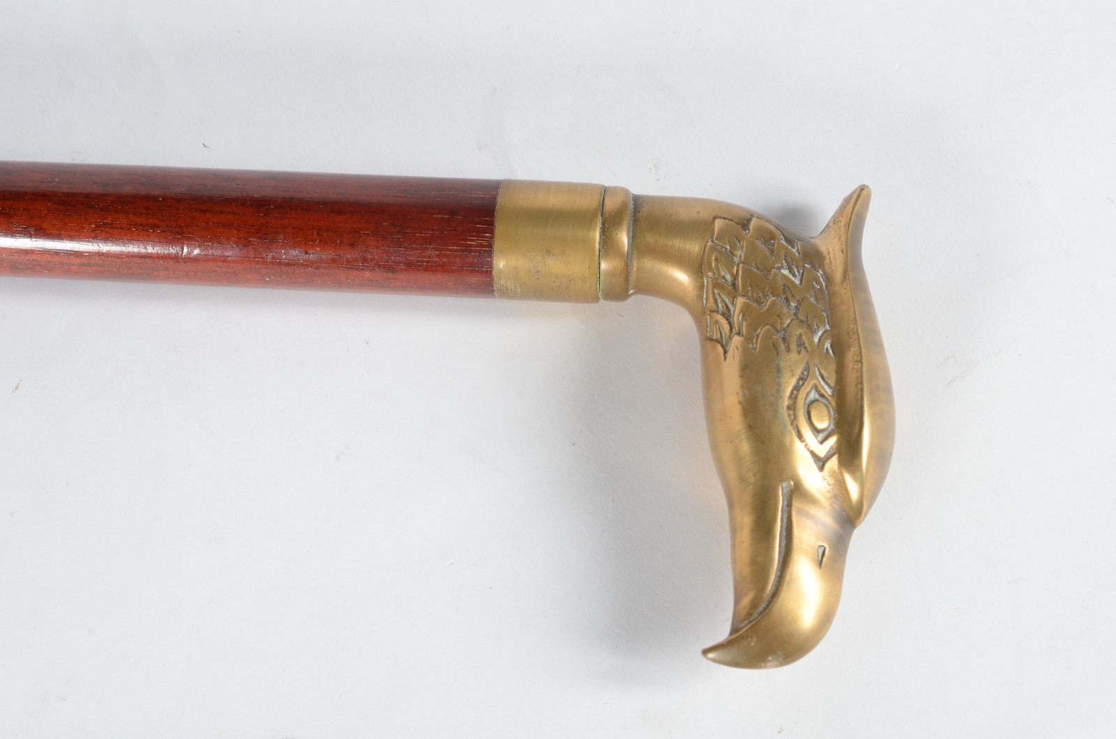 Bengala de madeira com castão de metal dourado na forma de cabeça de... - foto 2 de 8