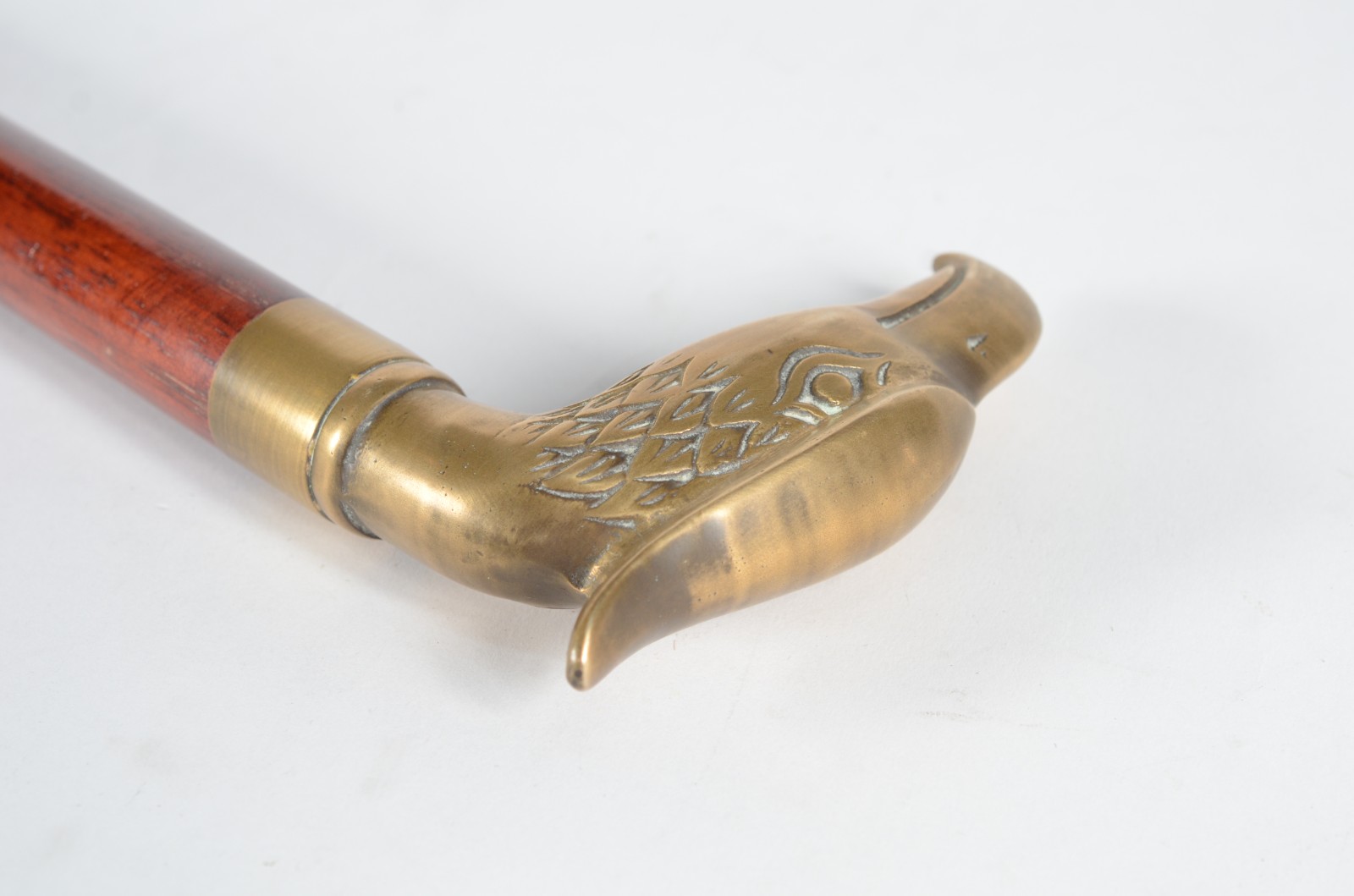 Bengala de madeira com castão de metal dourado na forma de cabeça de... - foto 3 de 8