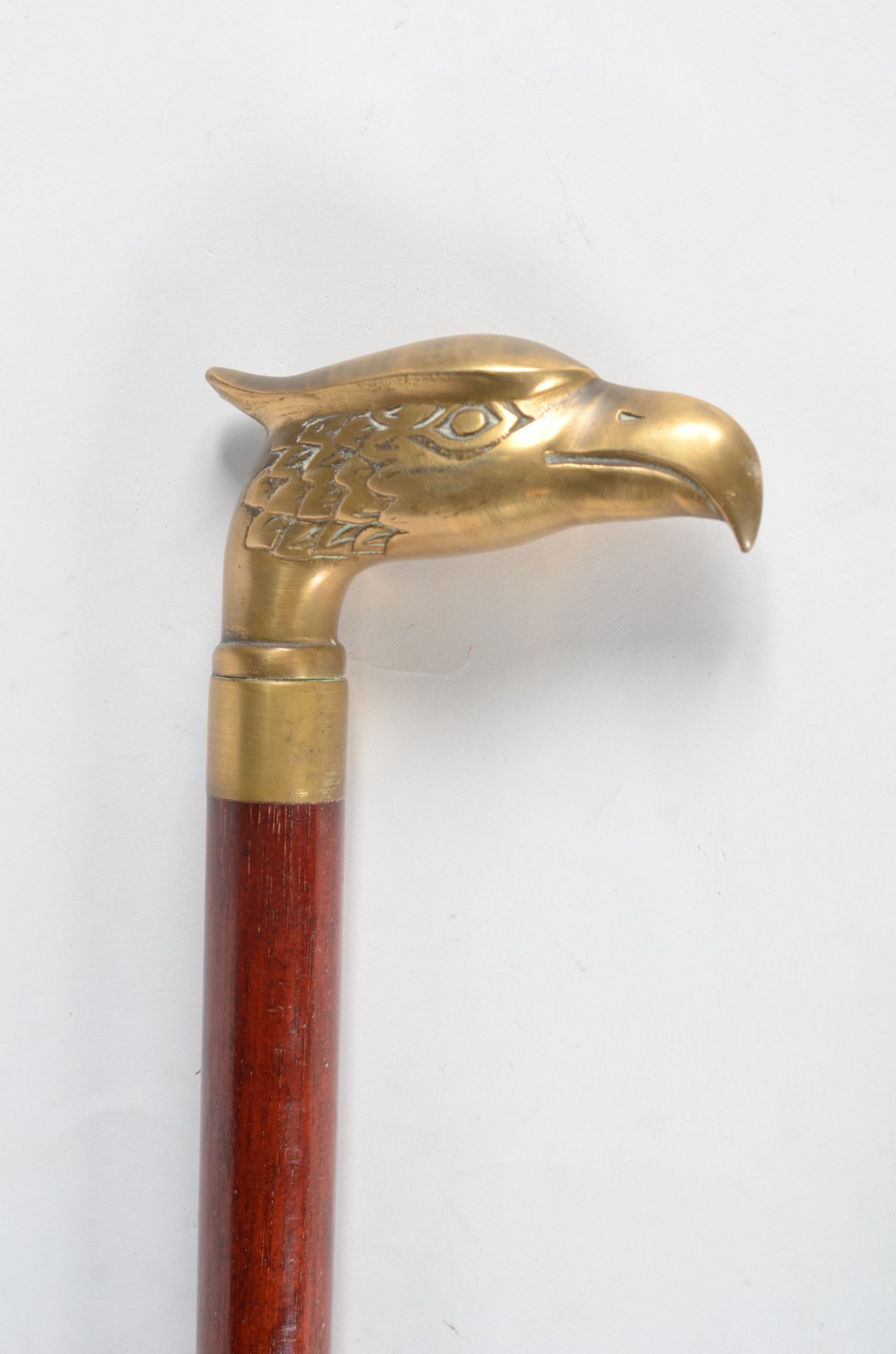 Bengala de madeira com castão de metal dourado na forma de cabeça de... - foto 4 de 8