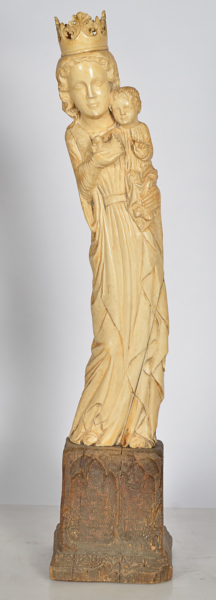 Excepcional e antiga escultura esculpida em marfim europeu repres...