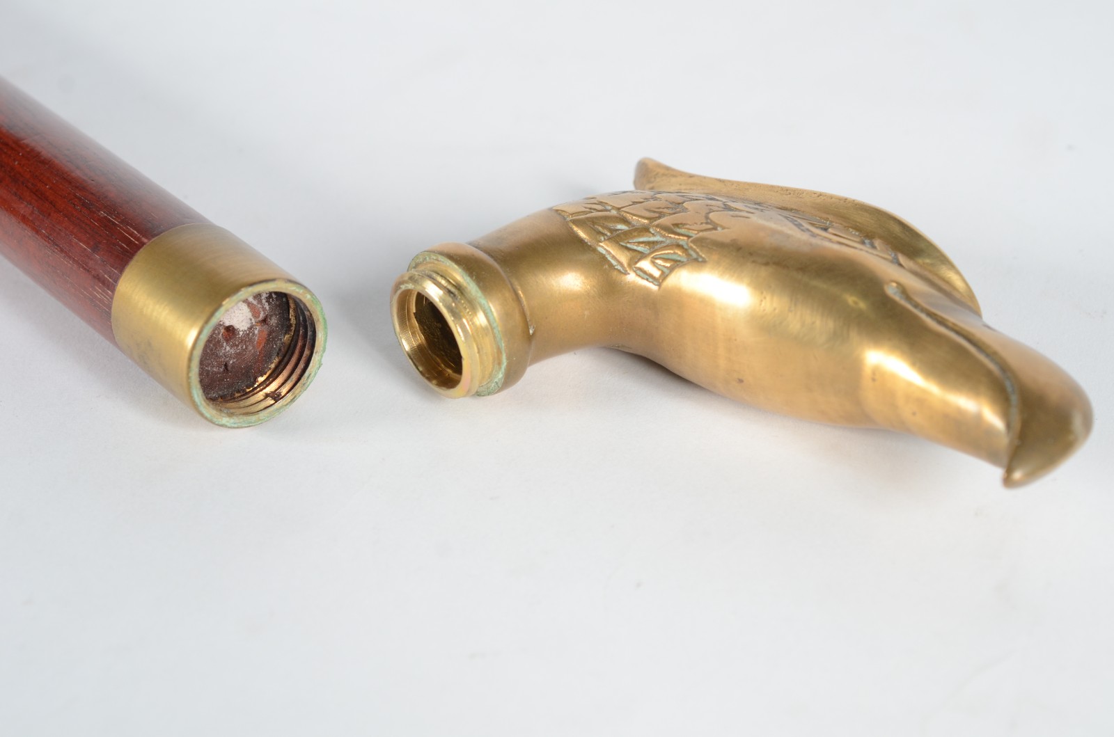 Bengala de madeira com castão de metal dourado na forma de cabeça de... - foto 8 de 8
