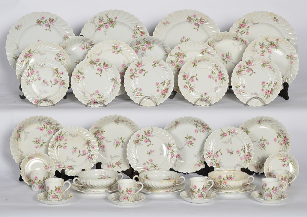 Aparelho de jantar de porcelana francesa de LIMOGES, decorado com...
