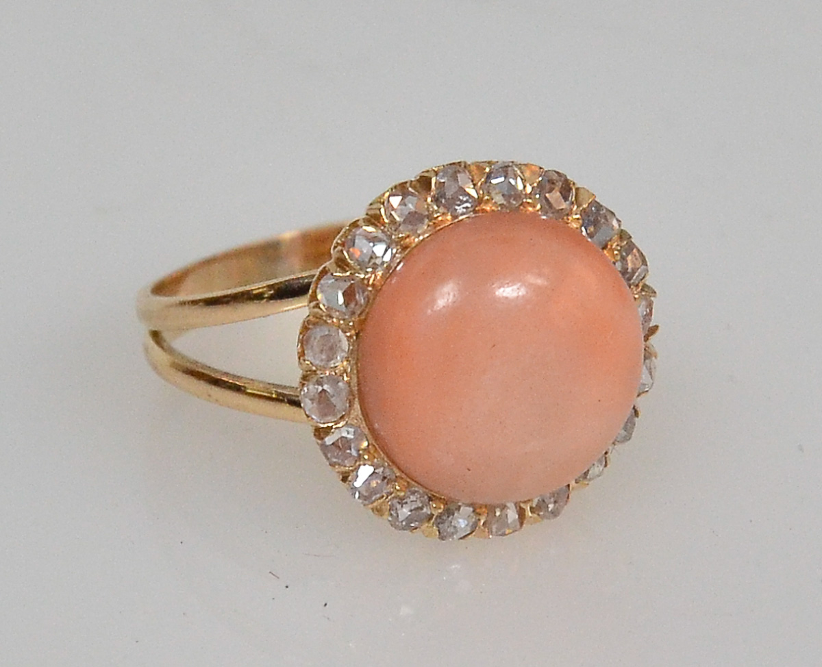 Anel de ouro 18 k, coral cabochon italiano cercado de brilhantes...