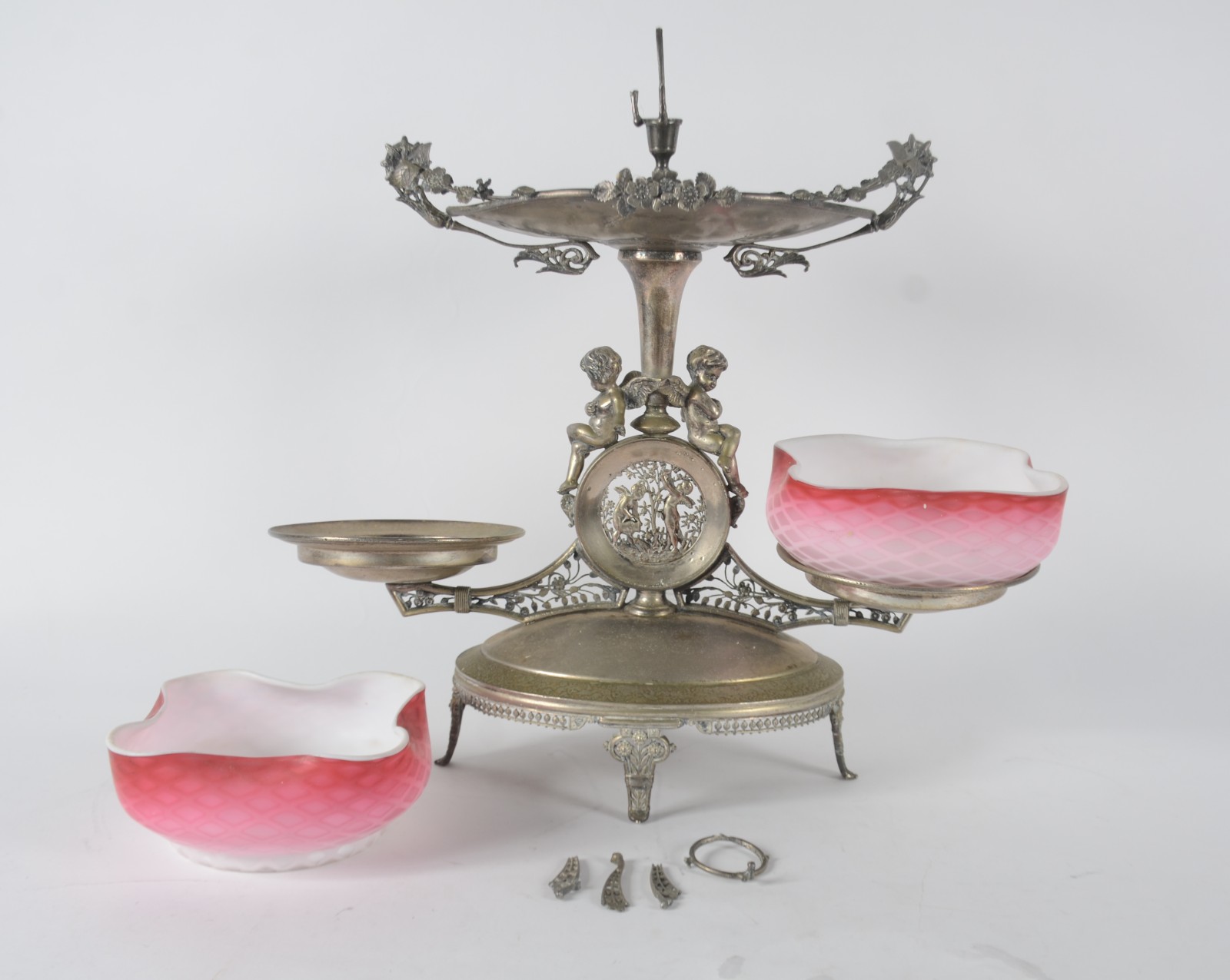 Fruteira de metal, base com figuras de anjos, dois pratos com bowls... - foto 1 de 10