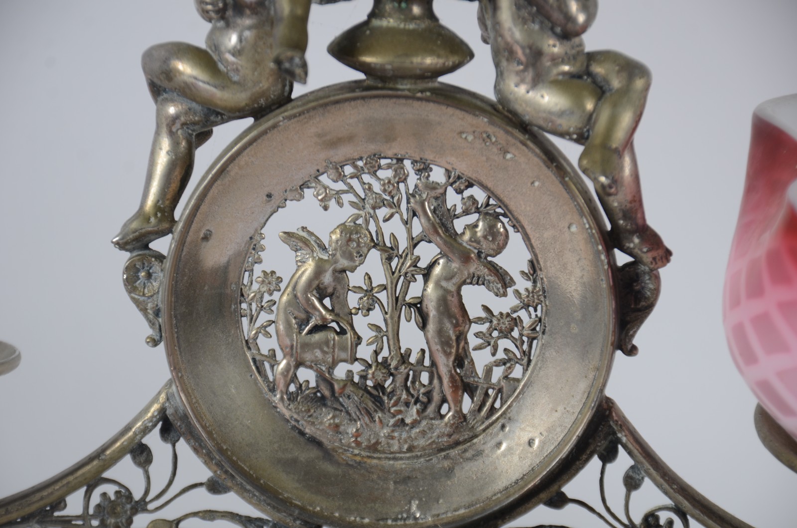 Fruteira de metal, base com figuras de anjos, dois pratos com bowls... - foto 2 de 10