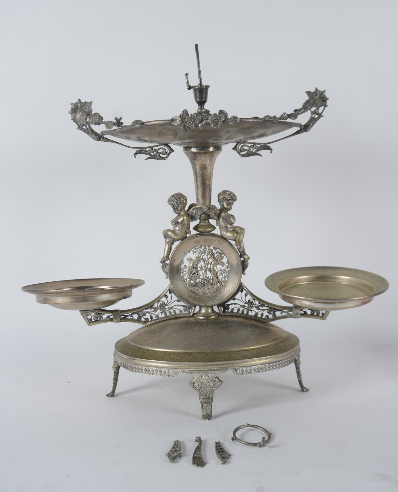 Fruteira de metal, base com figuras de anjos, dois pratos com bowls... - foto 3 de 10