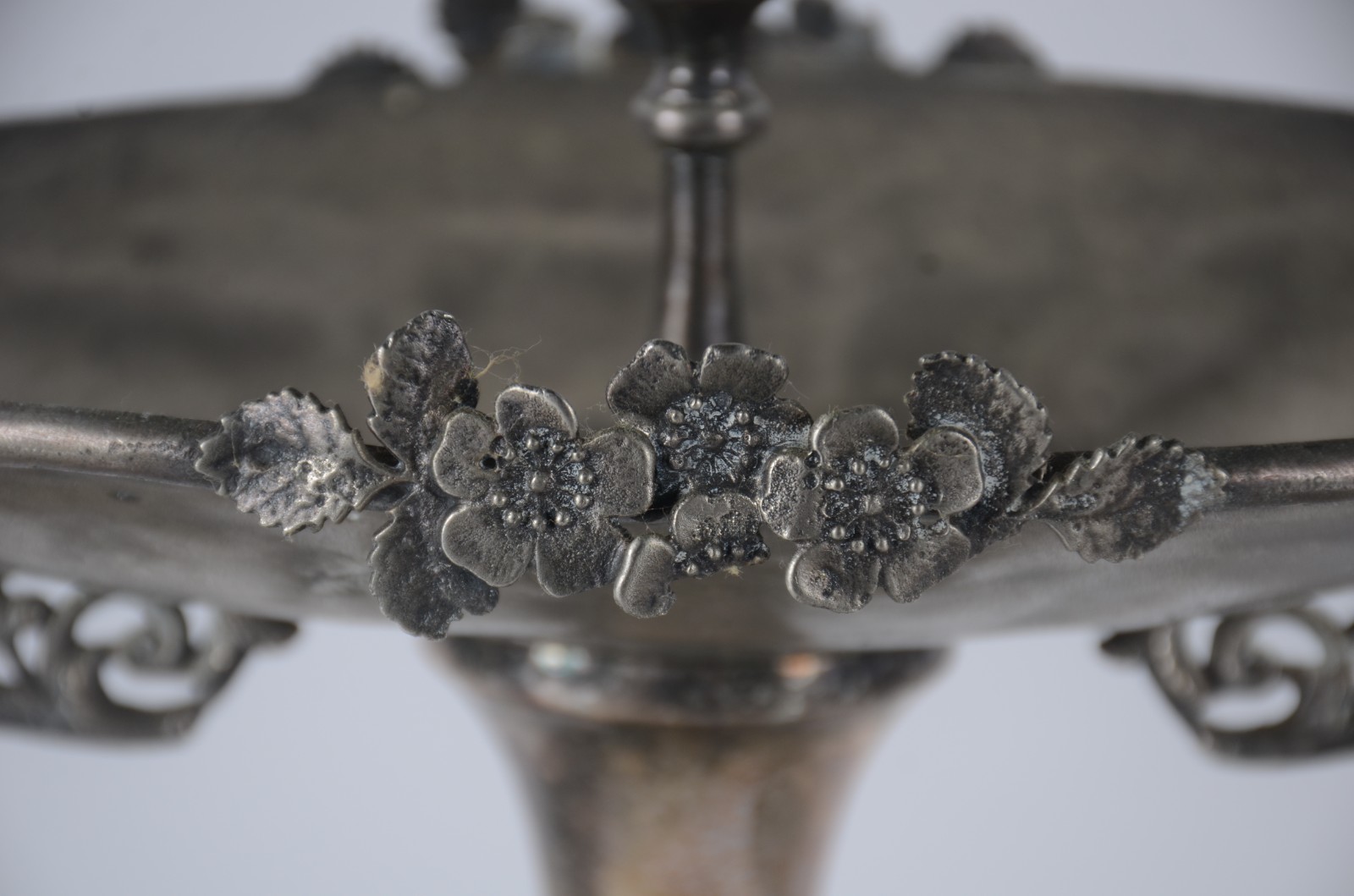 Fruteira de metal, base com figuras de anjos, dois pratos com bowls... - foto 6 de 10