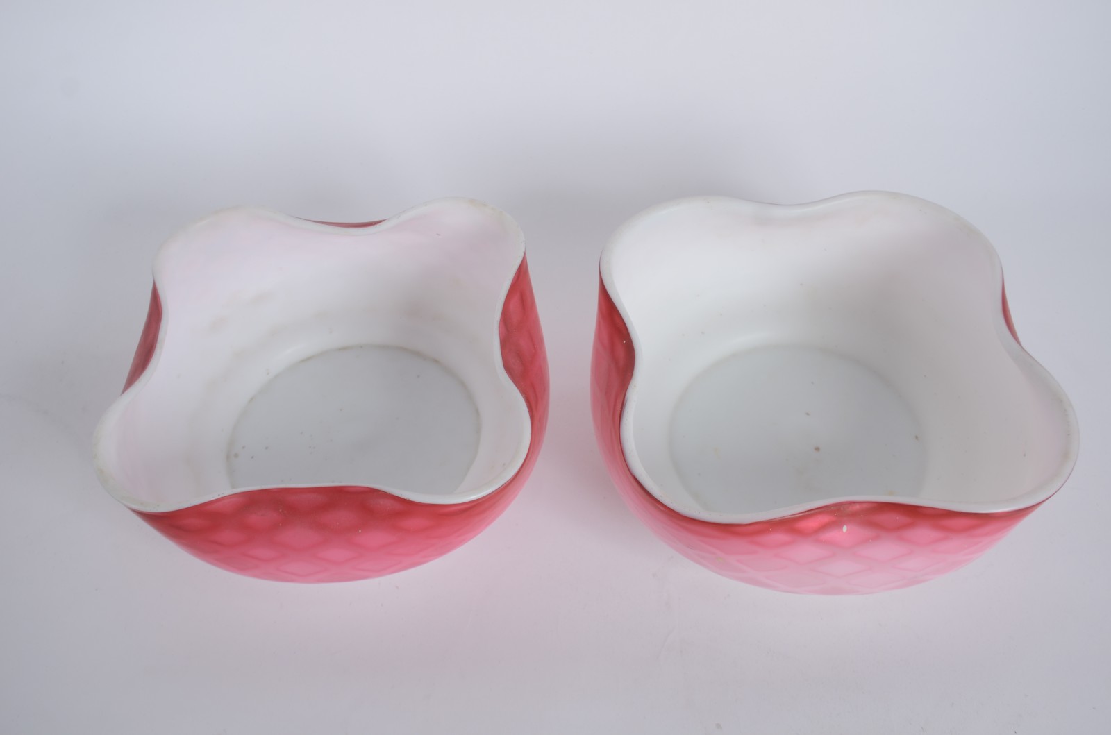 Fruteira de metal, base com figuras de anjos, dois pratos com bowls... - foto 9 de 10