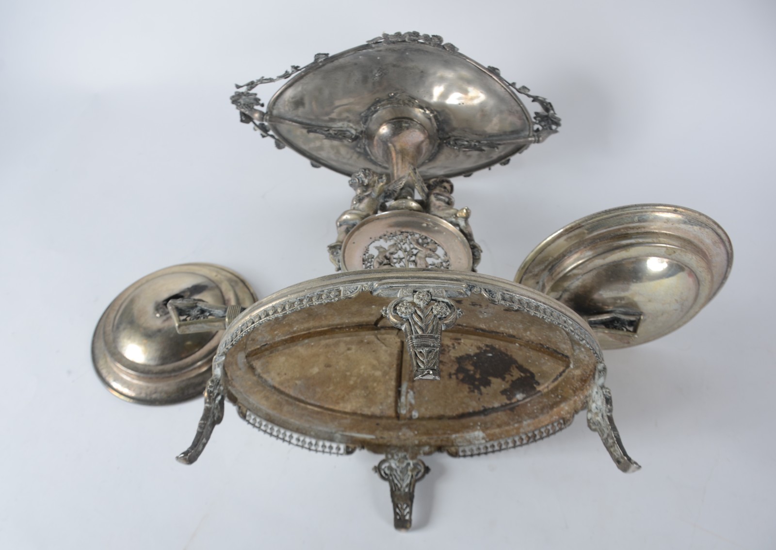 Fruteira de metal, base com figuras de anjos, dois pratos com bowls... - foto 10 de 10