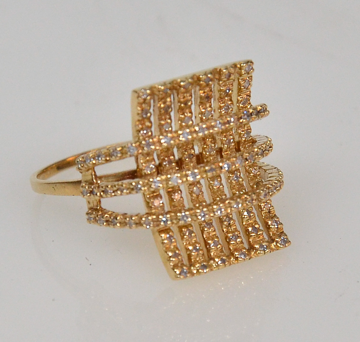Anel de ouro 18 k com 140 brilhantes, peso 6,3 g.