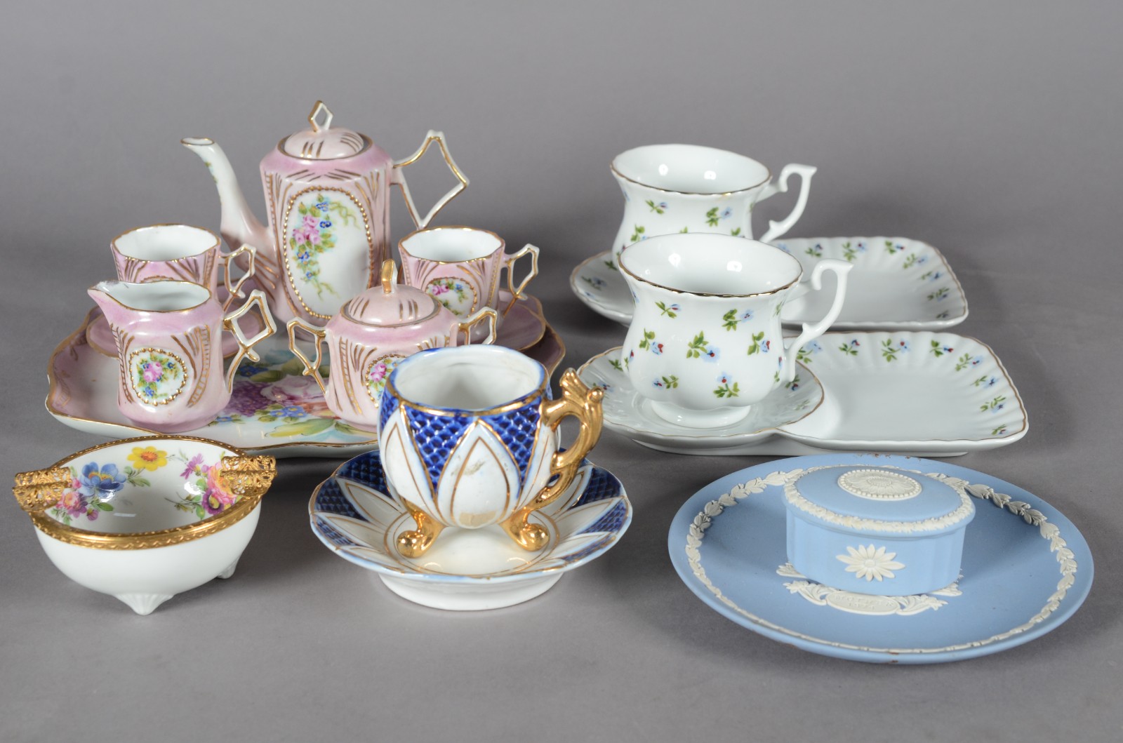 Diversas peças de porcelana: 3 xícaras com pires, sendo duas com... - foto 1 de 11