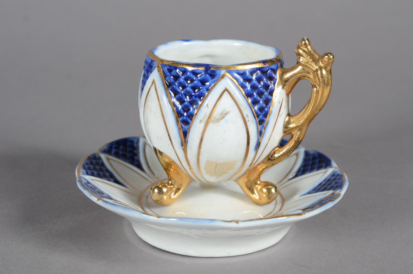 Diversas peças de porcelana: 3 xícaras com pires, sendo duas com... - foto 2 de 11