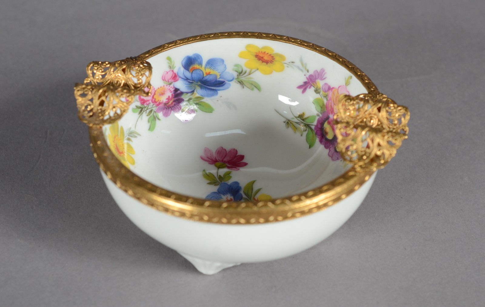 Diversas peças de porcelana: 3 xícaras com pires, sendo duas com... - foto 3 de 11