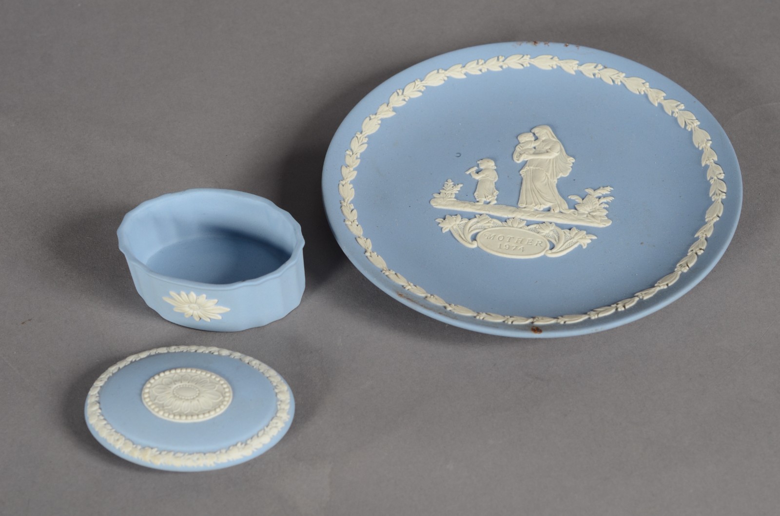 Diversas peças de porcelana: 3 xícaras com pires, sendo duas com... - foto 4 de 11