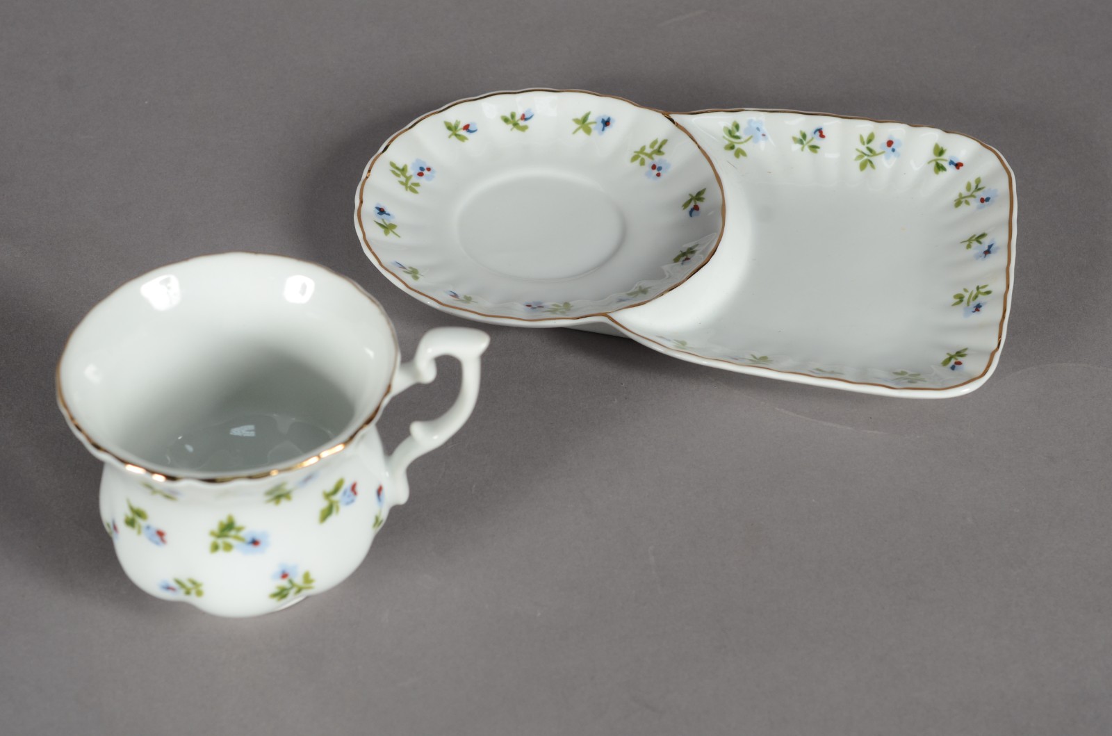 Diversas peças de porcelana: 3 xícaras com pires, sendo duas com... - foto 5 de 11