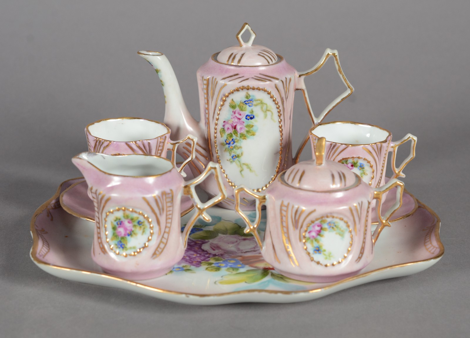 Diversas peças de porcelana: 3 xícaras com pires, sendo duas com... - foto 6 de 11