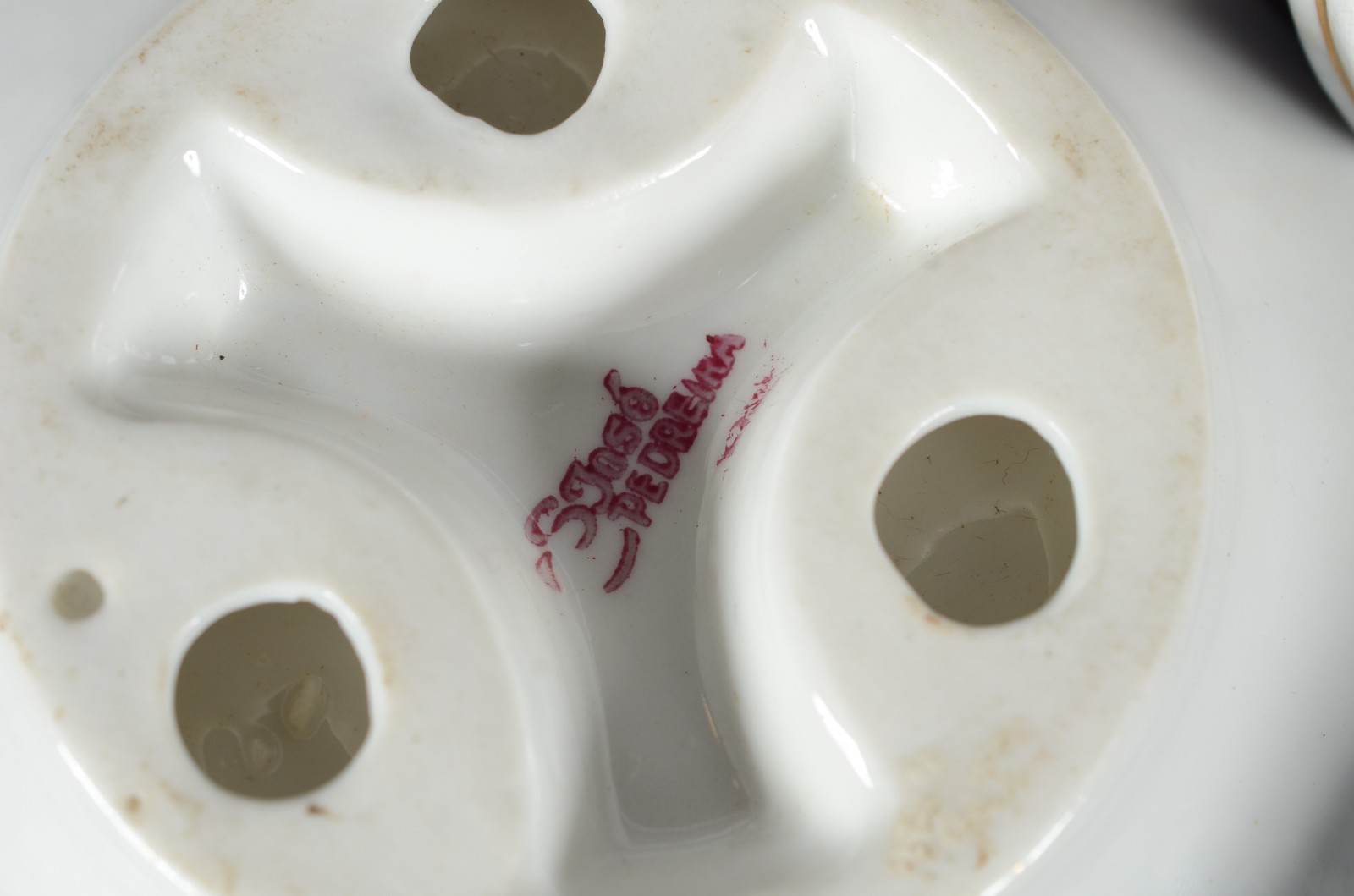 Diversas peças de porcelana: 3 xícaras com pires, sendo duas com... - foto 7 de 11