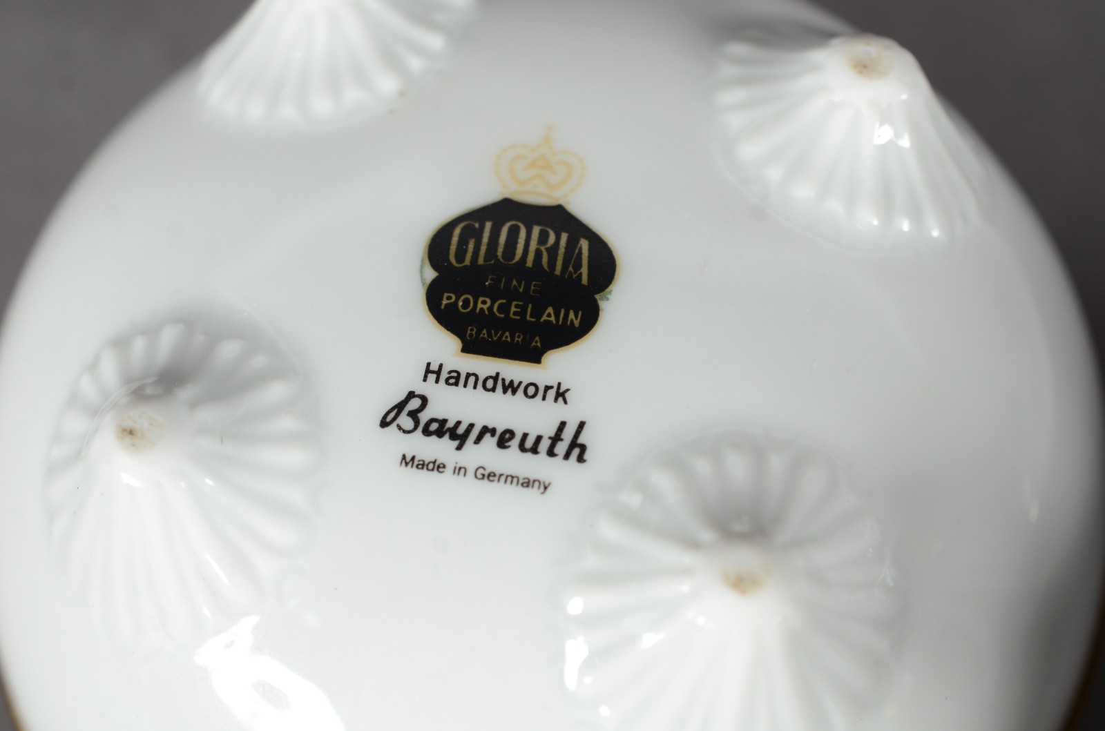 Diversas peças de porcelana: 3 xícaras com pires, sendo duas com... - foto 8 de 11