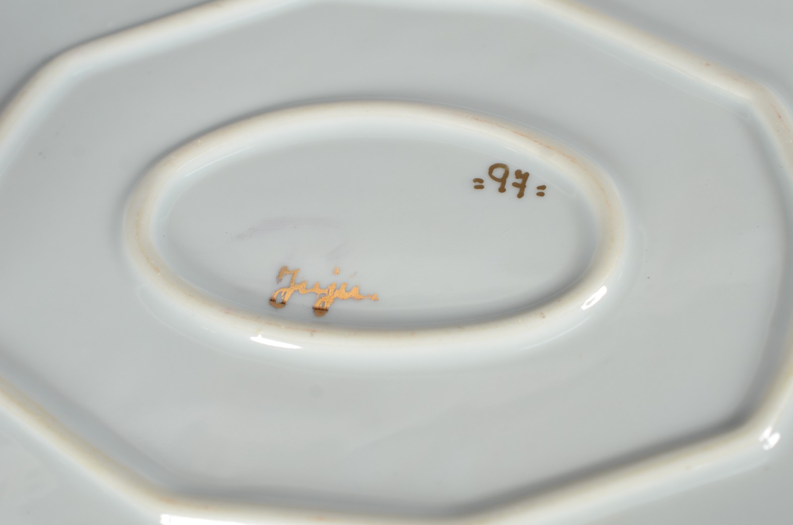 Diversas peças de porcelana: 3 xícaras com pires, sendo duas com... - foto 11 de 11