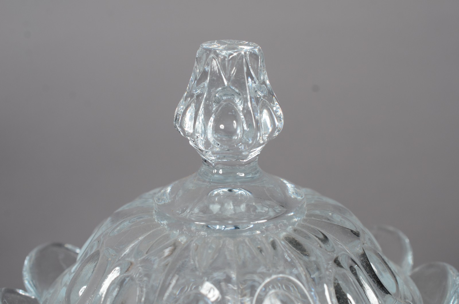 Oito peças de vidro/cristal, sendo: Compoteira de pé alto; quatro... - foto 2 de 9