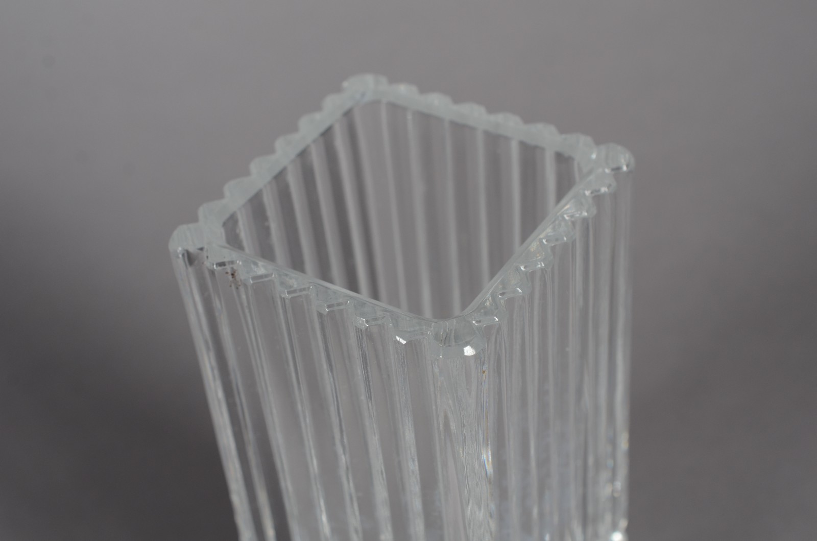 Oito peças de vidro/cristal, sendo: Compoteira de pé alto; quatro... - foto 4 de 9