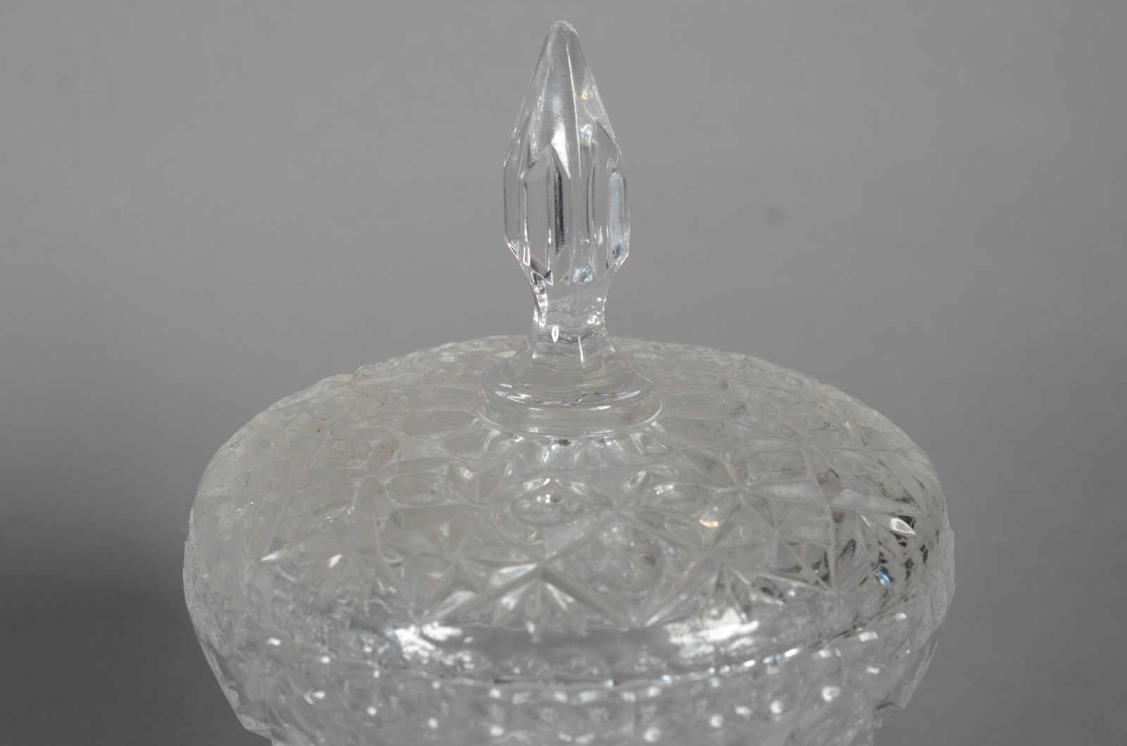 Oito peças de vidro/cristal, sendo: Compoteira de pé alto; quatro... - foto 6 de 9