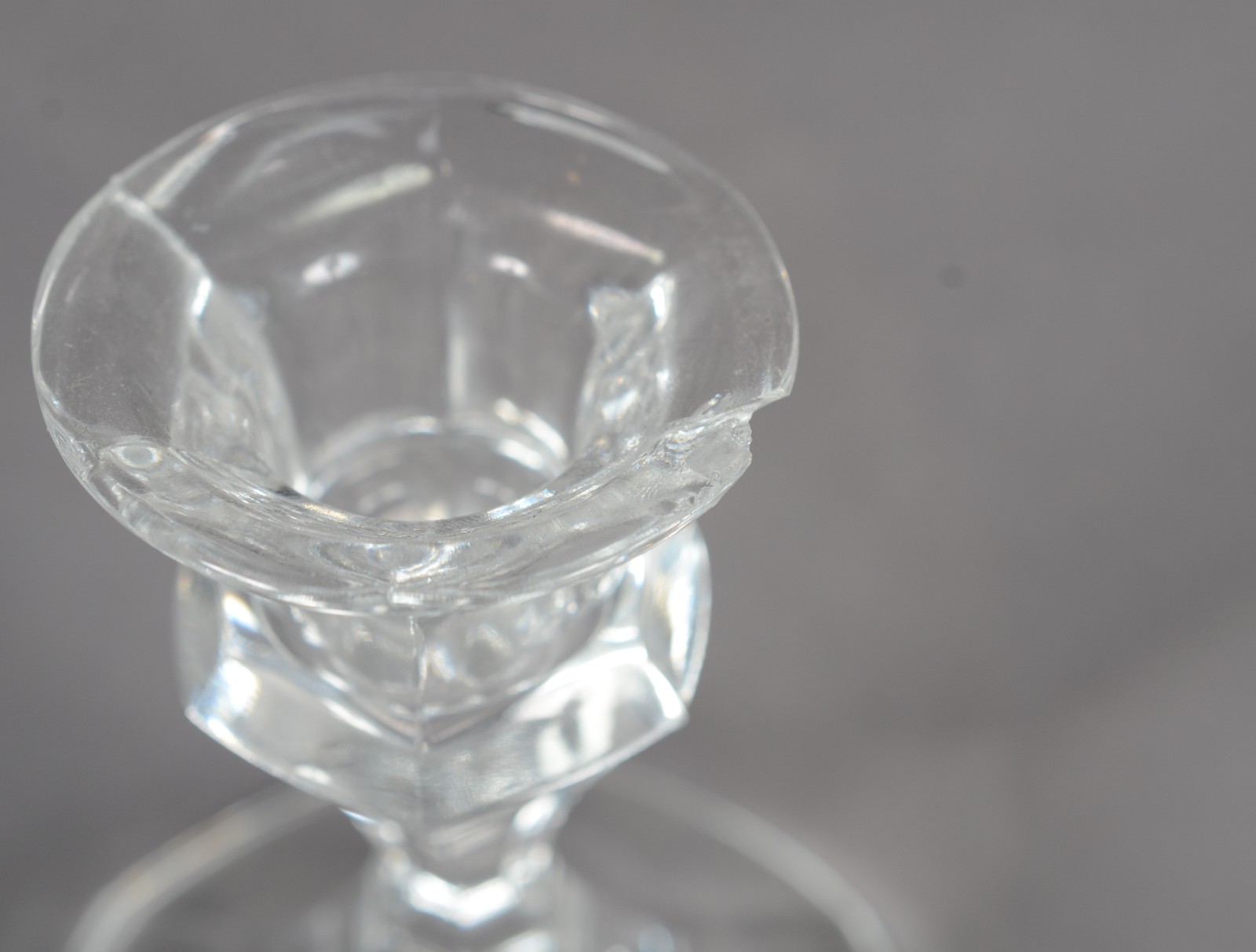Oito peças de vidro/cristal, sendo: Compoteira de pé alto; quatro... - foto 9 de 9
