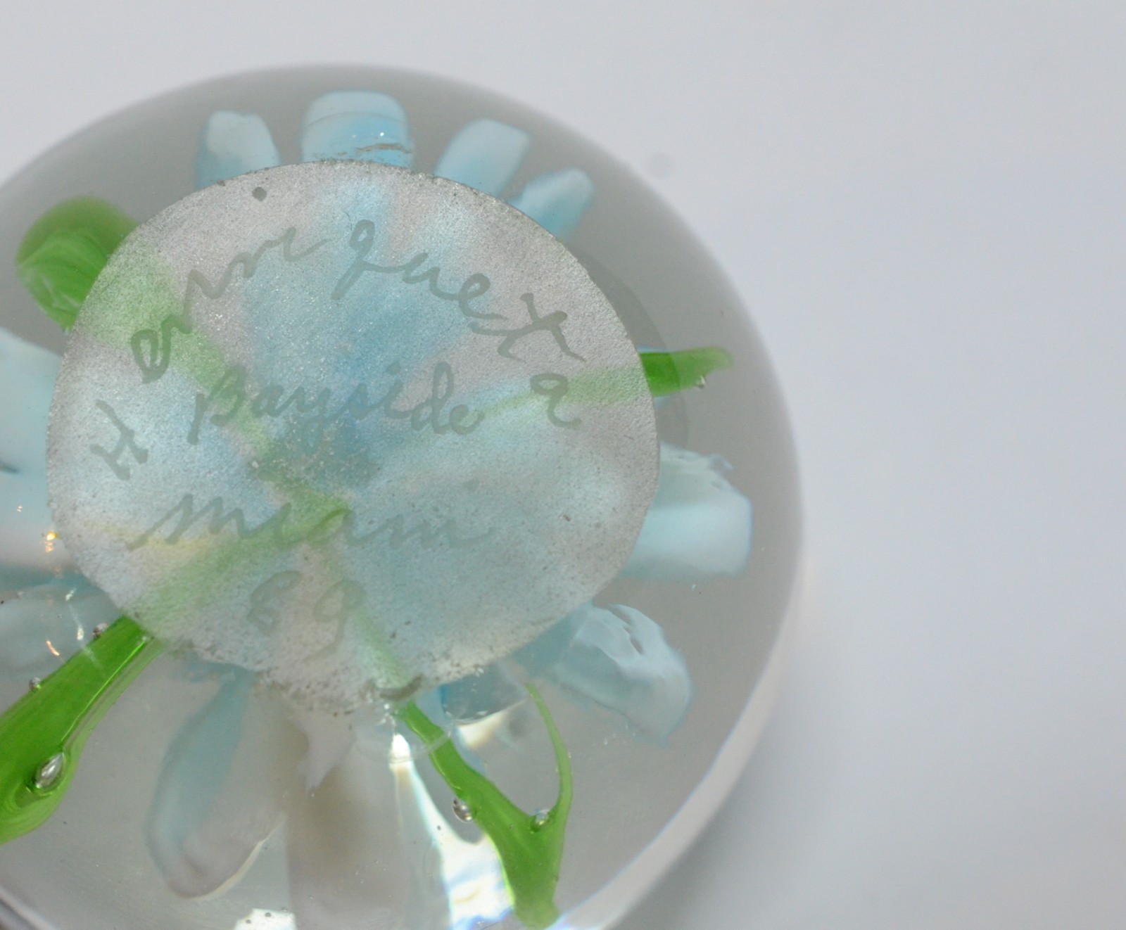 Cinco peças diversas, sendo: 3 pesos de papel de vidro com flores... - foto 5 de 10