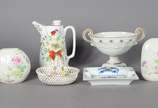 Seis peças diversas de porcelana, sendo: jarra ... - Seis peças diversas de porcelana, sendo: jarra francesa "Appareil à Eau-de-seltz", Breveté S.G.D.G, LHOTE a Paris, decoração floral (faltando um...