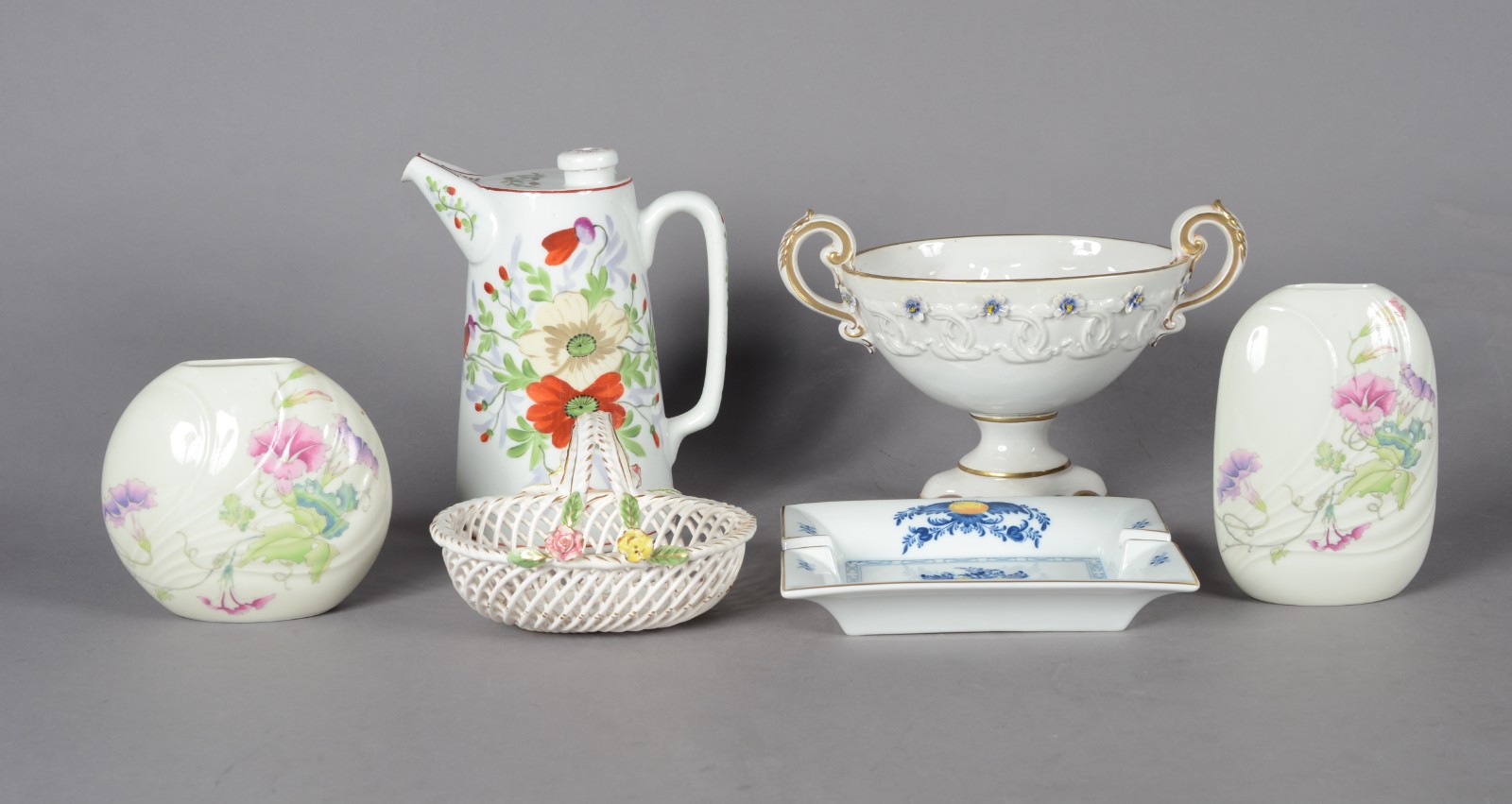 Seis peças diversas de porcelana, sendo: jarra francesa "Appareil à... - foto 1 de 11