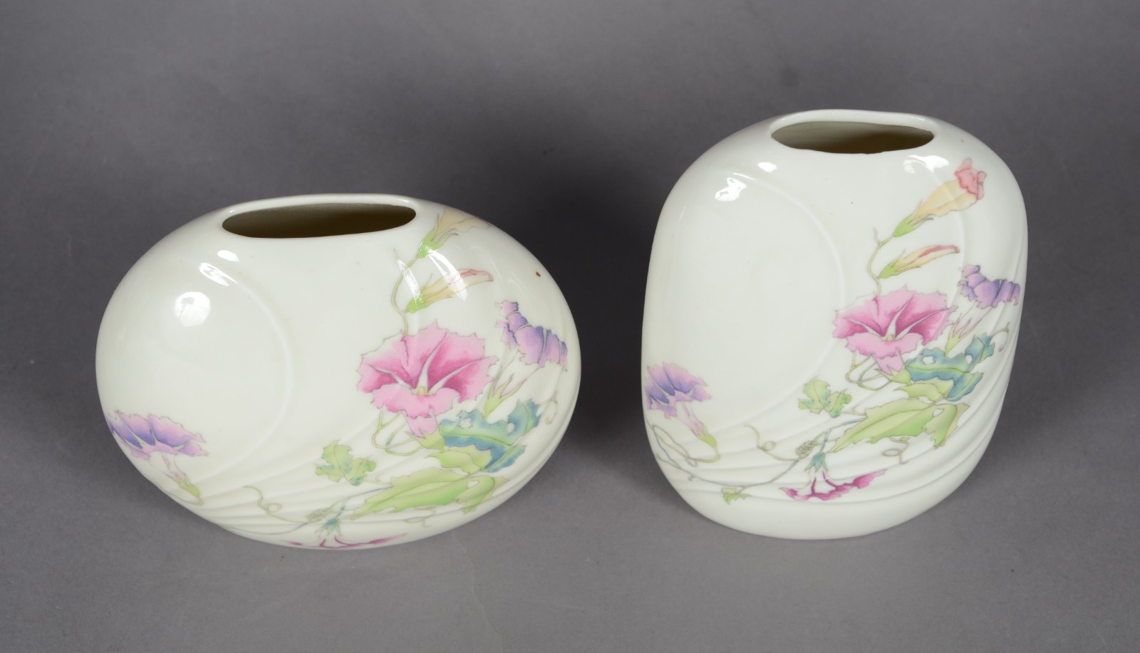 Seis peças diversas de porcelana, sendo: jarra francesa "Appareil à... - foto 2 de 11
