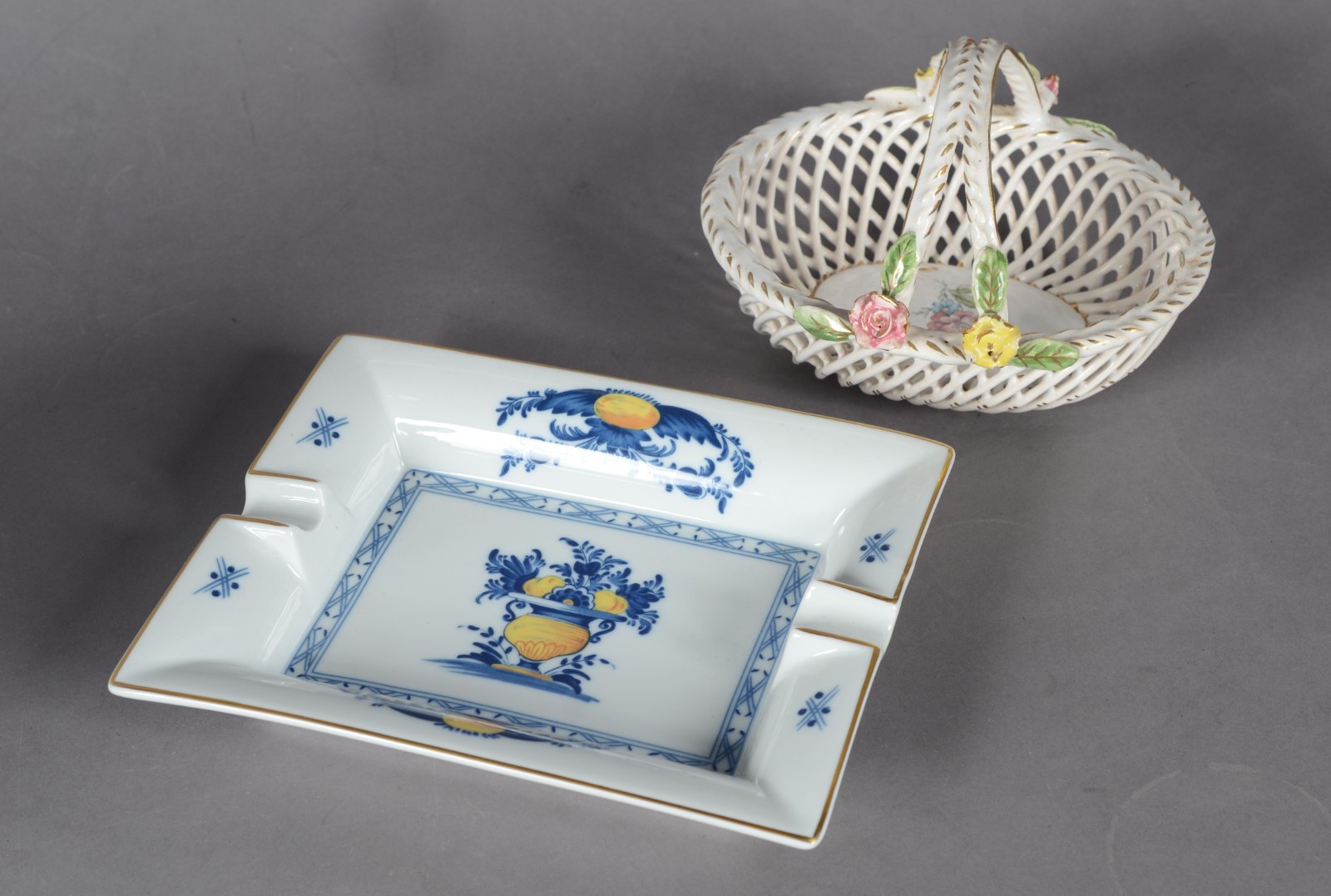 Seis peças diversas de porcelana, sendo: jarra francesa "Appareil à... - foto 3 de 11