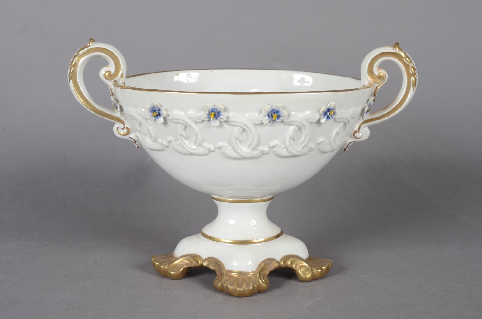 Seis peças diversas de porcelana, sendo: jarra francesa "Appareil à... - foto 4 de 11