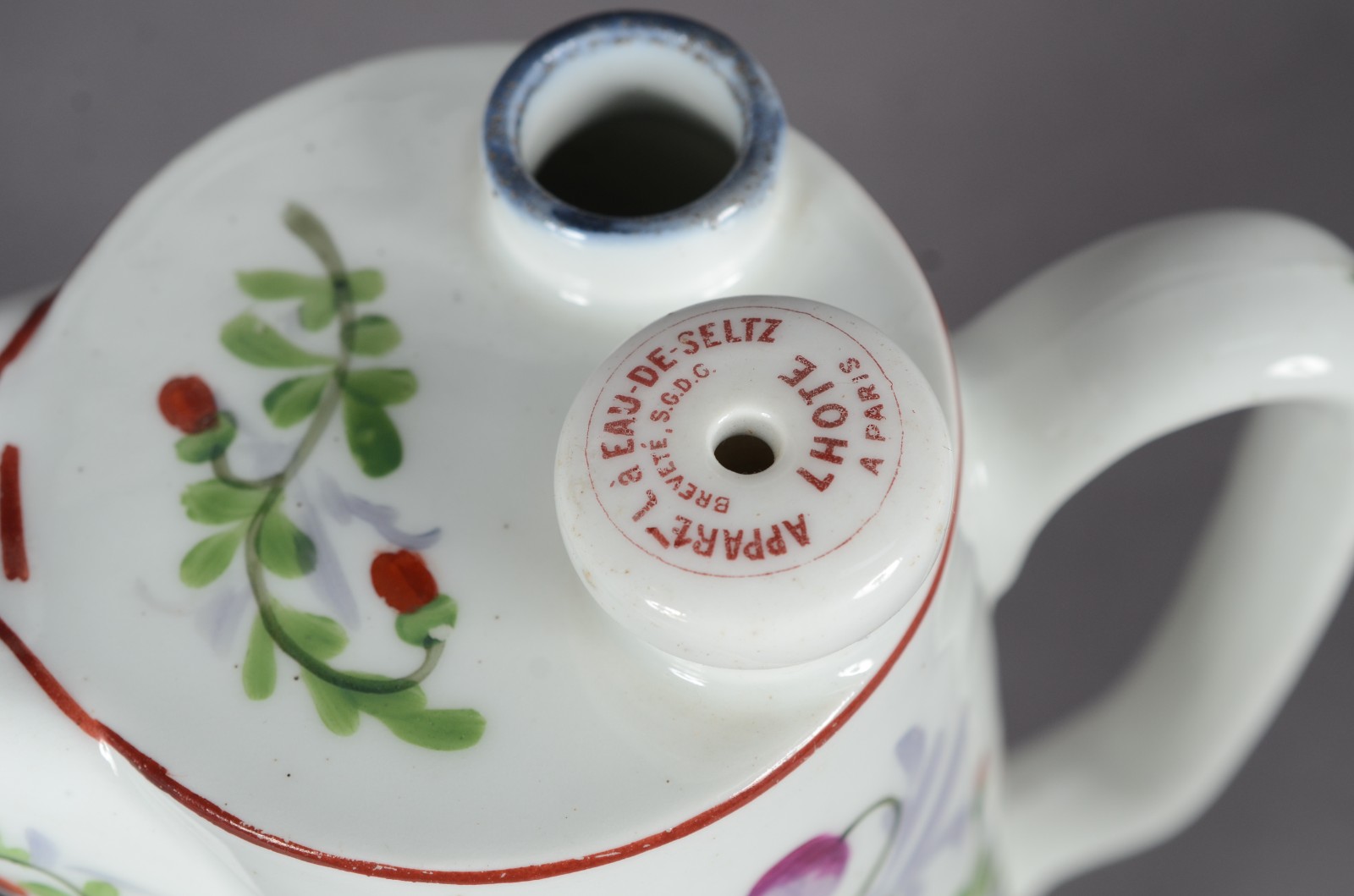 Seis peças diversas de porcelana, sendo: jarra francesa "Appareil à... - foto 7 de 11